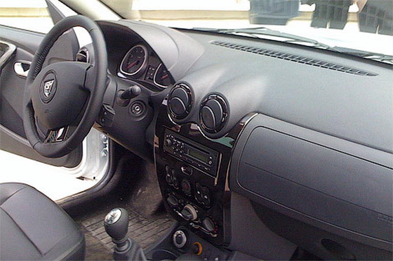СМИ показали интерьер кроссовера Dacia Duster